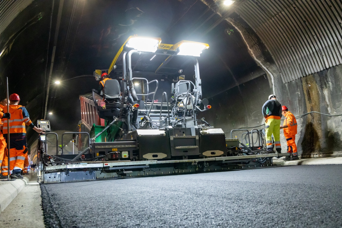 The new-generation AB 500 TV extending screed develops less noise than its predecessors and minimises set-up times. 