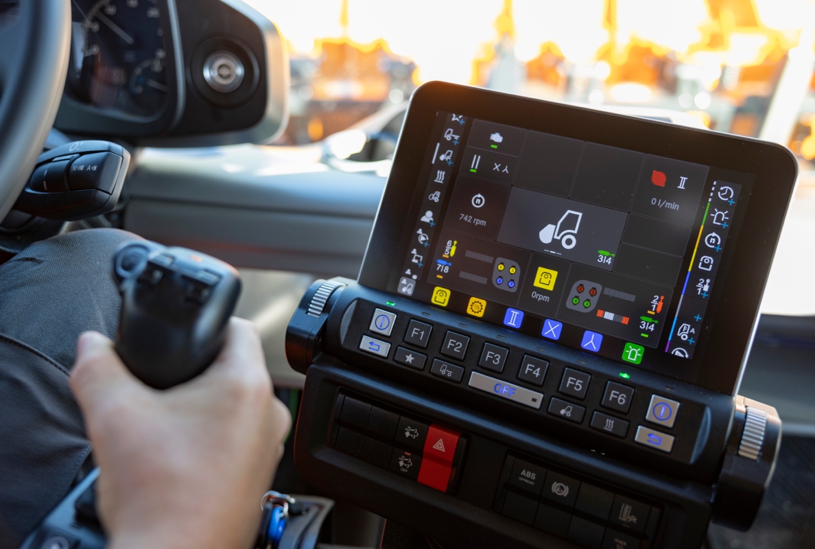 The driver controls the Unimog's attachments for winter service using the UNI-TOUCH operating system with joystick and display