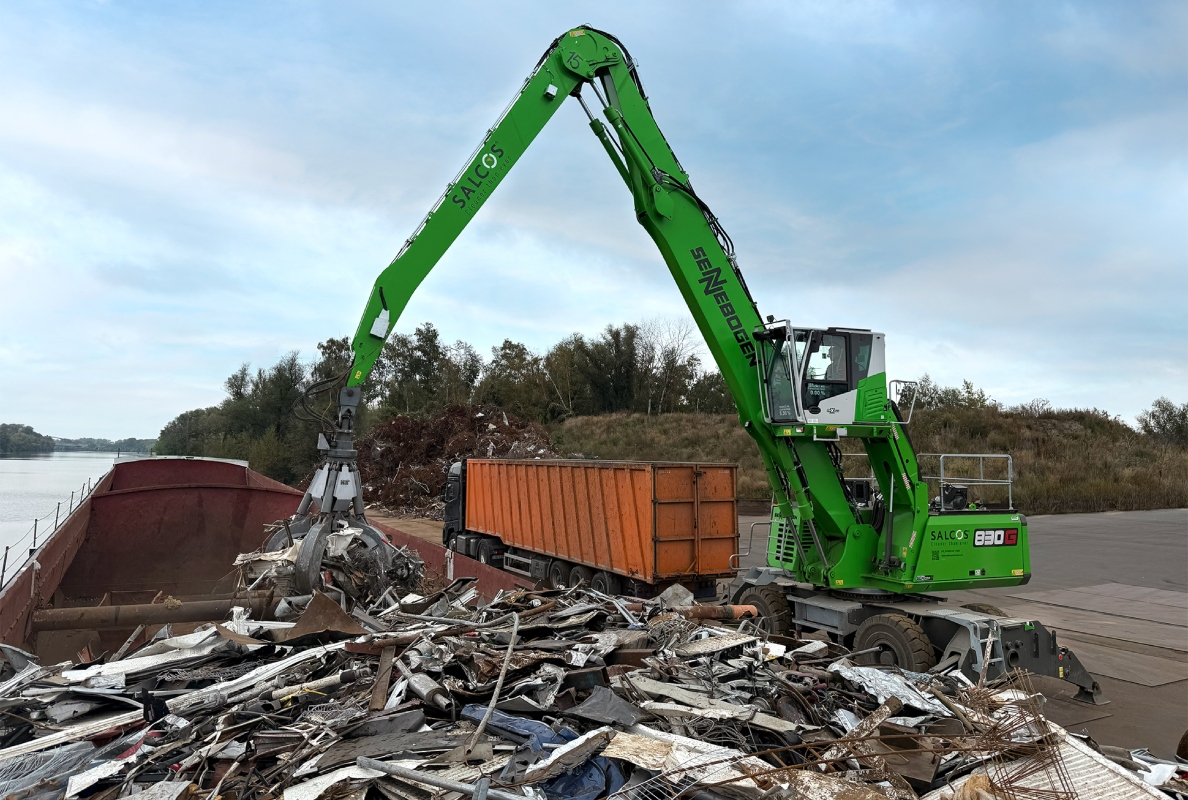 Within 1.5 days, approximately 650 tons of scrap metal are loaded directly from the ship onto trucks. 