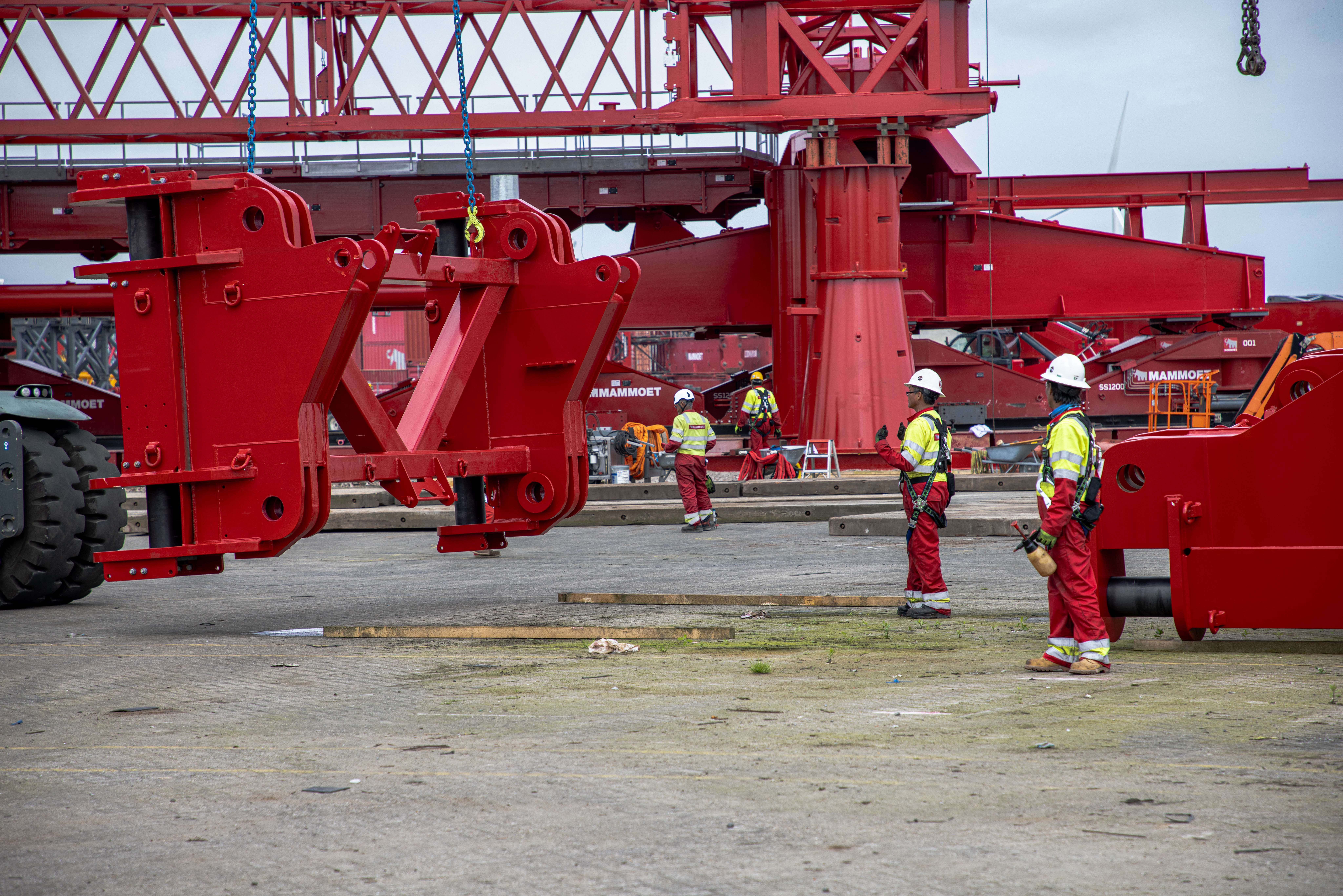 Mammoet begins assembly of world’s biggest land-based crane