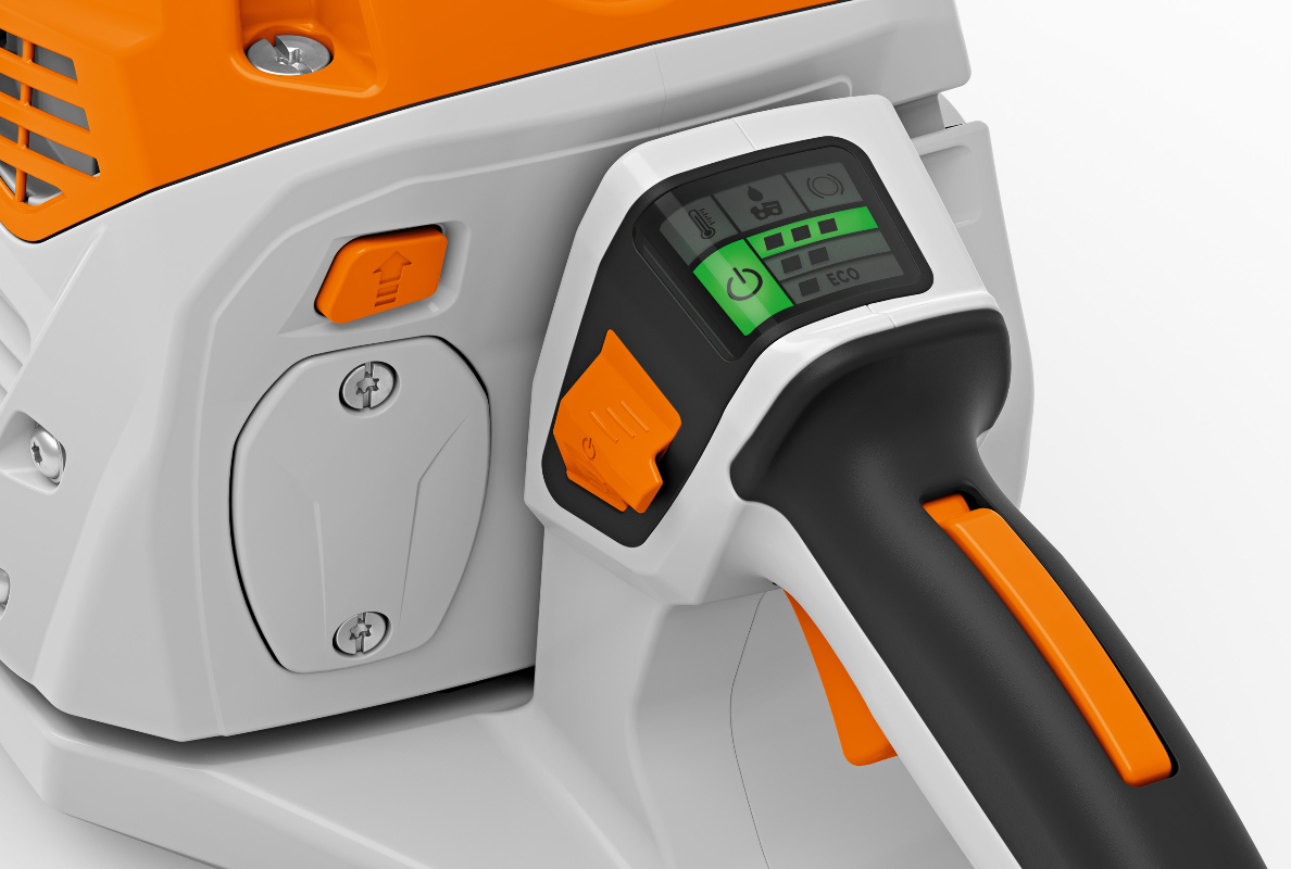 The STIHL MSA 300 cordless professional chainsaw has an electronic operating and notification cockpit with LED display. It enables intuitive operation of the machine and the user has the information on the status of the chainsaw well in view at all times.