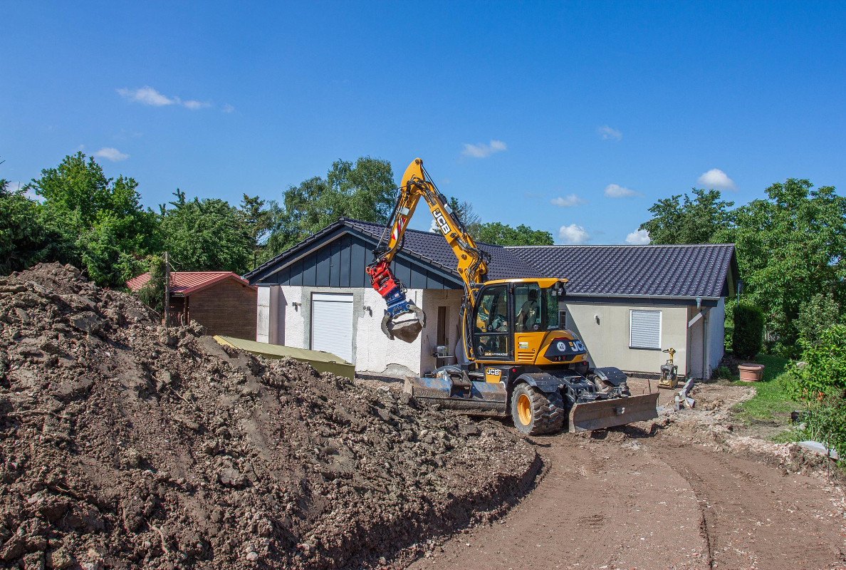 View of the construction site in Neustadt an der Weinstraße from the driveway, where Peter Gerst is redesigning the outdoor facilities all by himself.