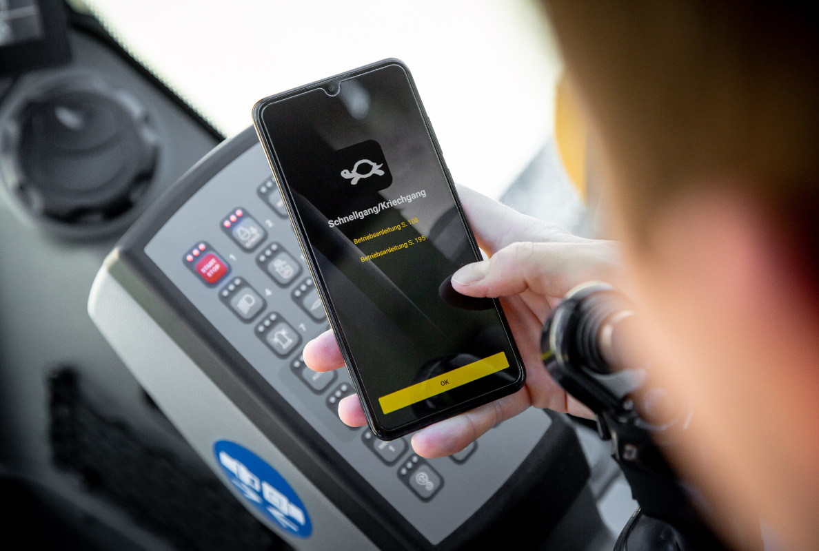 Presentation of future-oriented services and solutions: The new MyAssistant for Earthmoving app makes available all relevant information on machine operation and maintenance of Liebherr earthmoving machines and material handlers in a digital format.