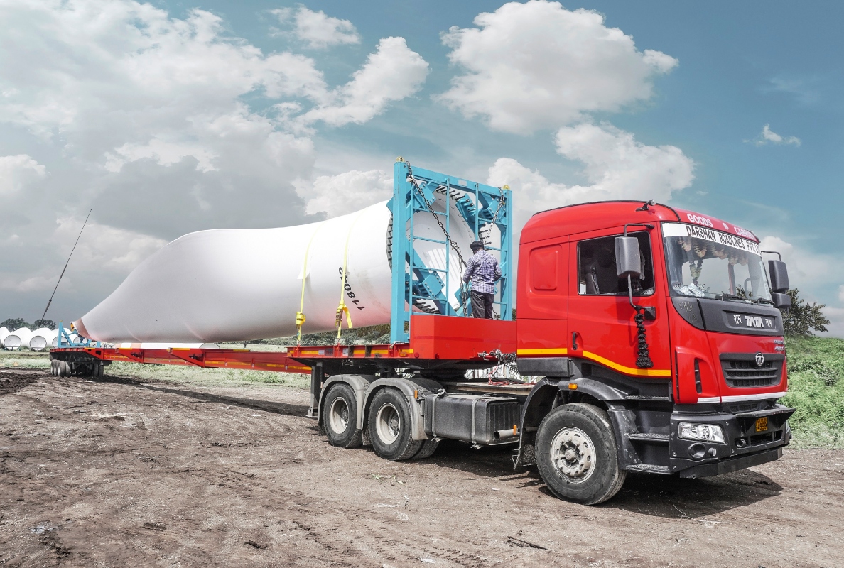 SCHEUERLE Extender units from the Bawal site: The vehicles are used for the transport of rotor blades.