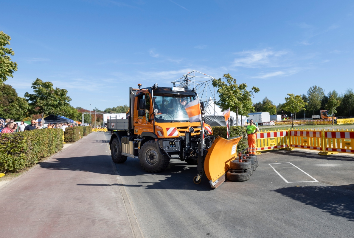 An Unimog with a snow plug on the course of the German Snow Plow Championship