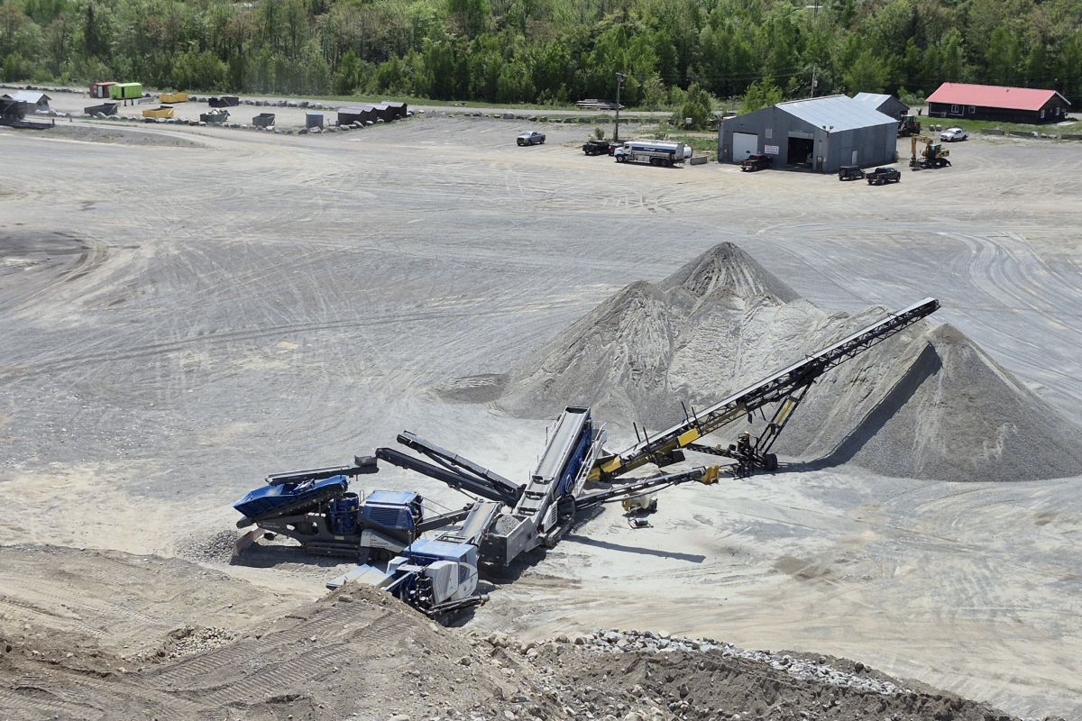 Within the context of an ongoing project, the Garden River First Nation Indigenous community is supplying graded aggregates produced by a state-of-the-art Kleemann plant train for the rehabilitation of a 16-kilometre section of Highways 17A.