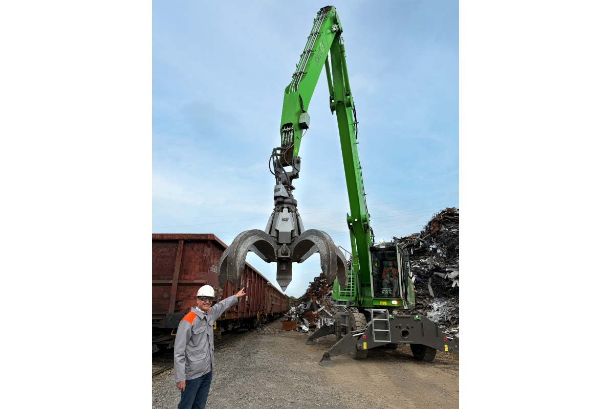 The material handler with 17 m reach is equipped with a contamination measuring system directly in the grab.