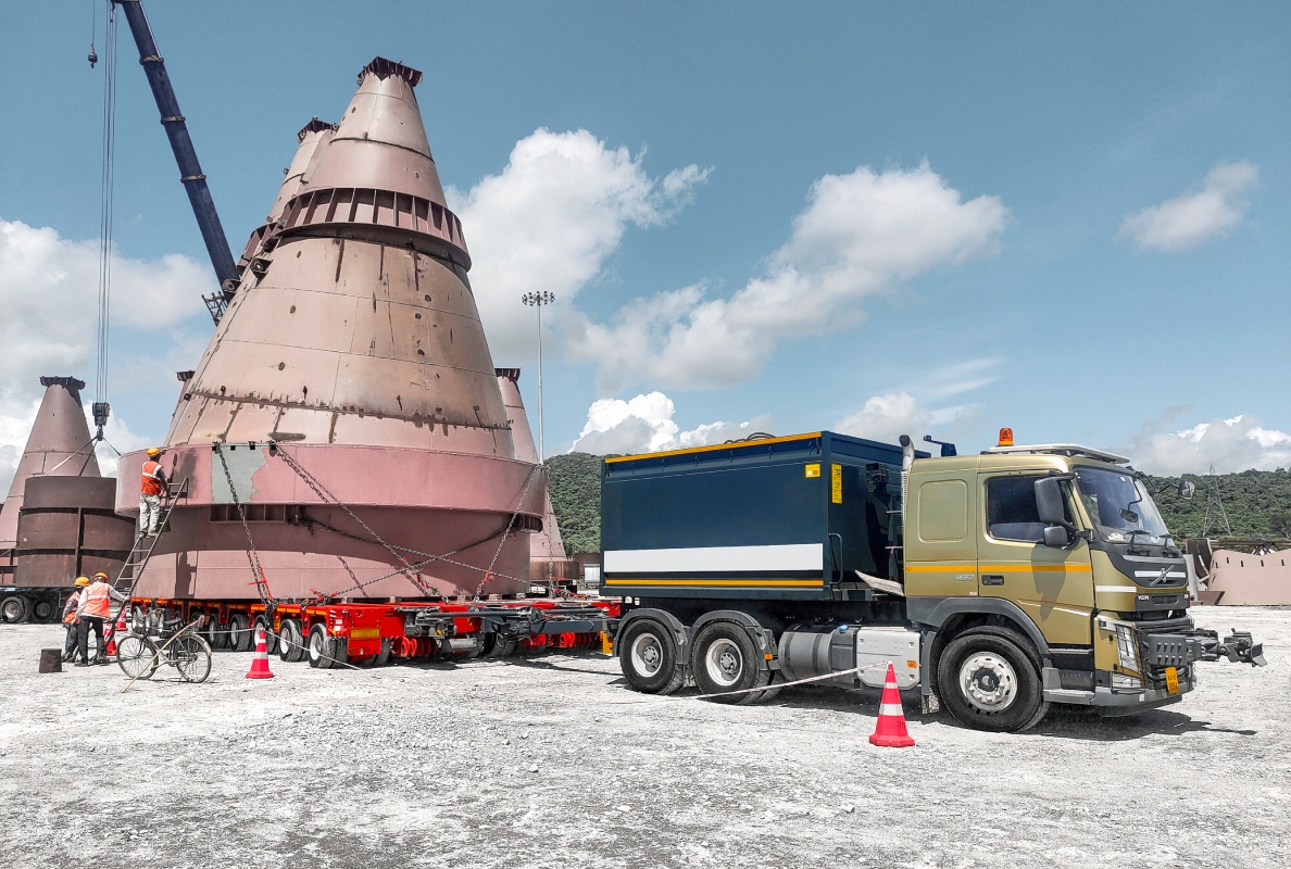 Heavy transport project in India: iRISE moves a large-scale industrial component using modular SCHEUERLE K25 axle modules.