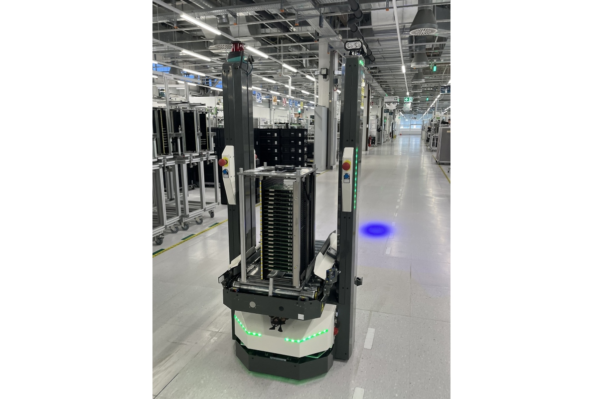The Open Shuttle AMRs supply production, ensuring a seamless material flow in Karlsruhe. The fleet was expanded from three to six robots.
