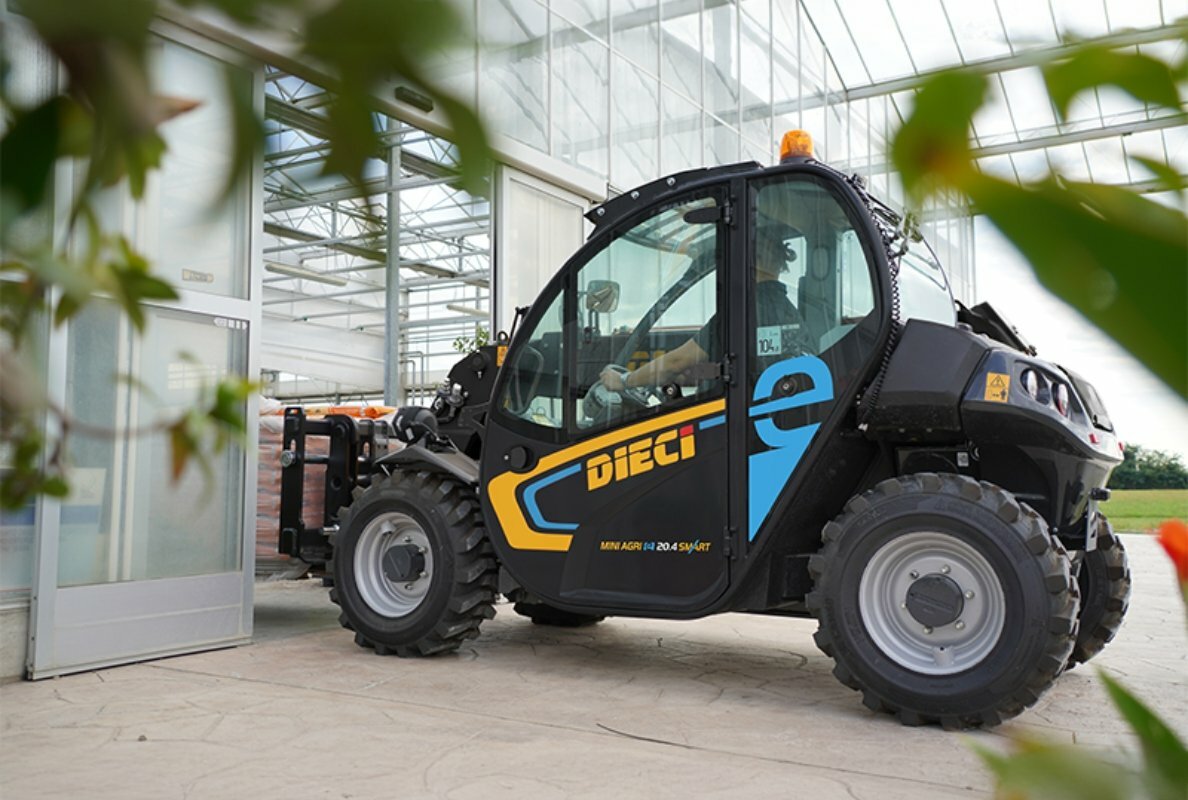 Full-electric telehandlers: The compact e-Smart range is born