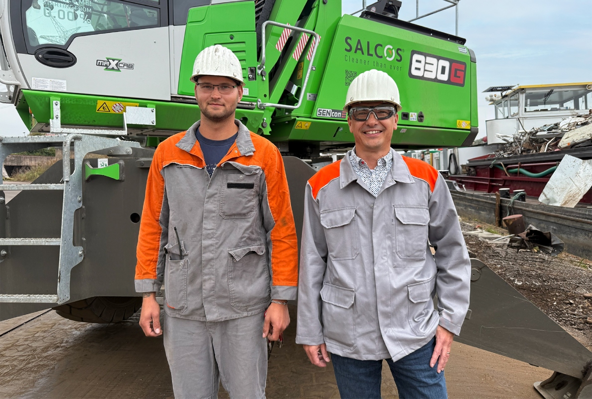 Machine operator Johannes Hasler (left) and division manager Marko Klickermann (right) rely on their “double green” machine from SENNEBOGEN.