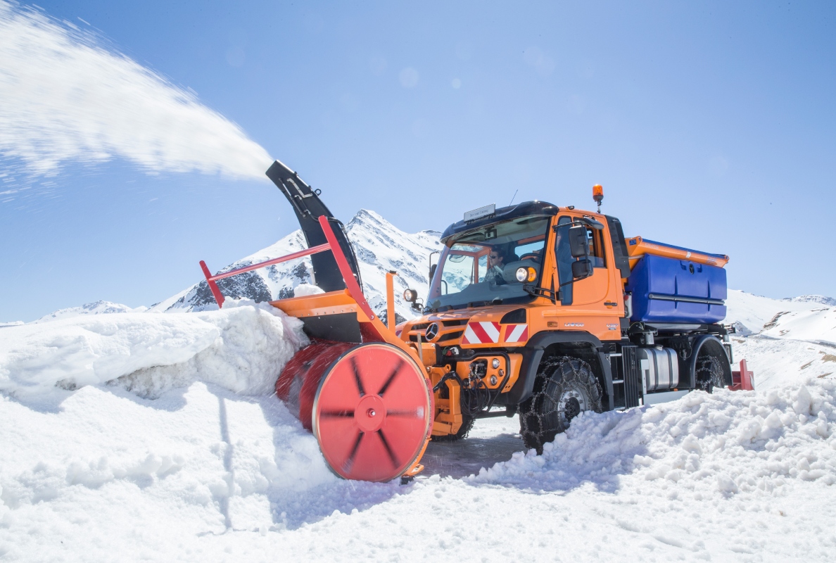Unimog implement carrier in winter service