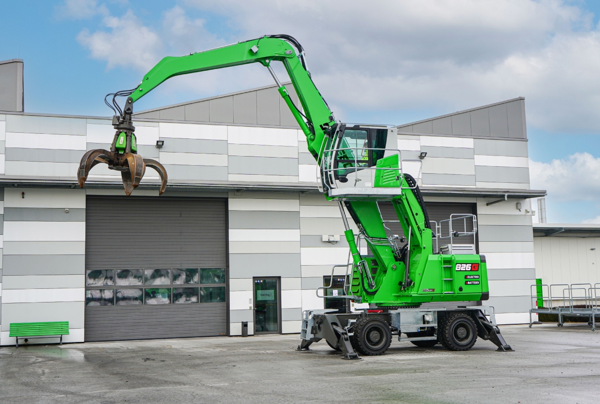 The battery-powered 26 t SENNEBOGEN 826 G Electro Battery recycling machine with 13 m reach also saves more than 60 t of CO2 per year and will be launched at bauma 2025. 