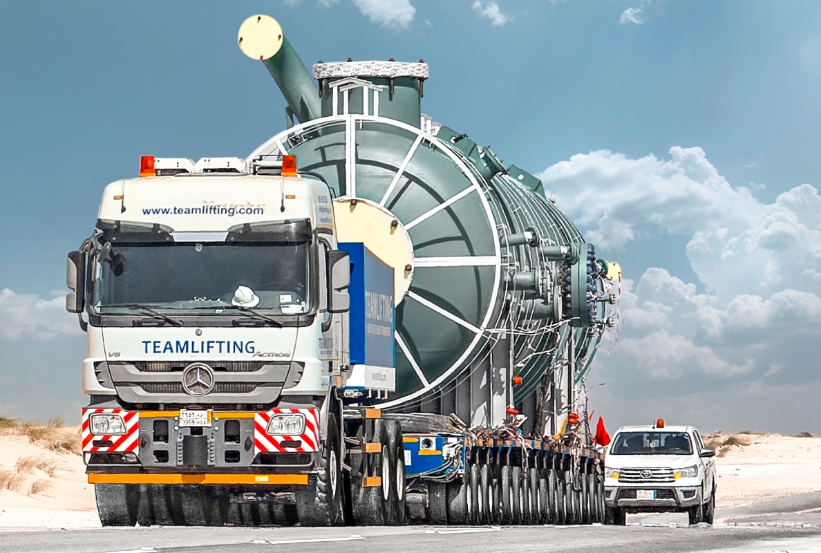 International project deployment in Saudi Arabia: Teamlifting transports a large-scale industrial component on modular SCHEUERLE K25 axle modules.
