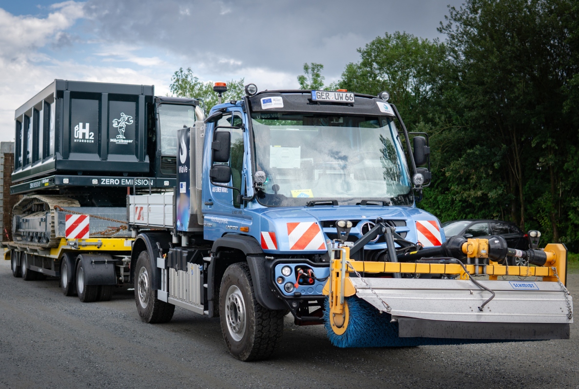 The specially converted Unimog U 430 implement carrier transported the crawler on a low loader to the event on the Mörtlbauer company premises.