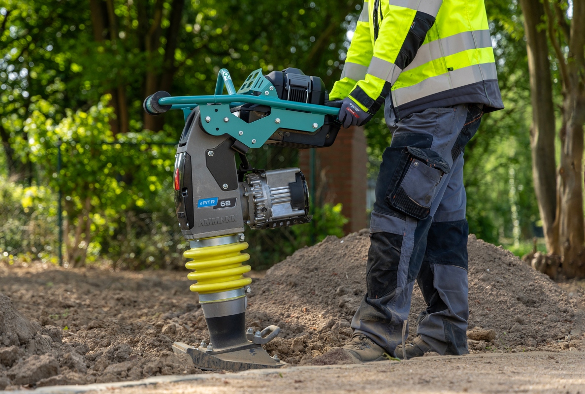 Fits well in the hand: A low-vibration guide bar makes working with the Ammann eATR 68 easier.