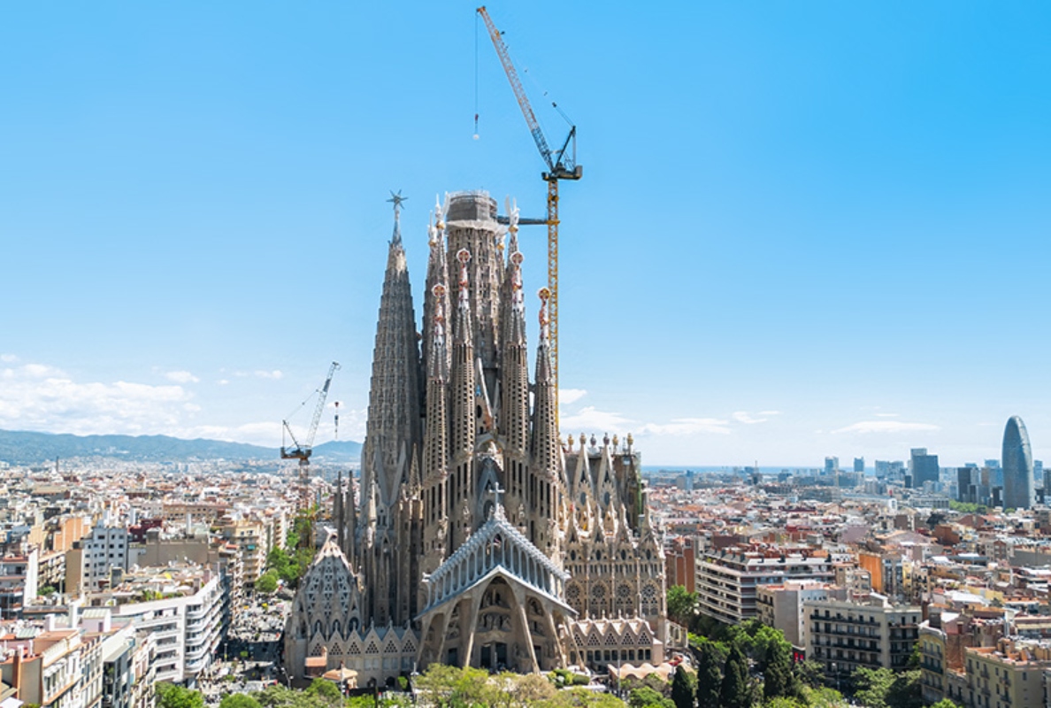 Liebherr 710 HC-L and 125 HC-L luffing jib cranes are in action in the final phase of the Sagrada Família construction project.