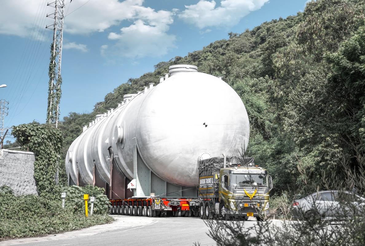 Project transport in India: Bhagyodaya Transport Limited. moves a process vessel weighing approximately 450 tonnes for Fabtech on modular SCHEUERLE K25 axle modules.