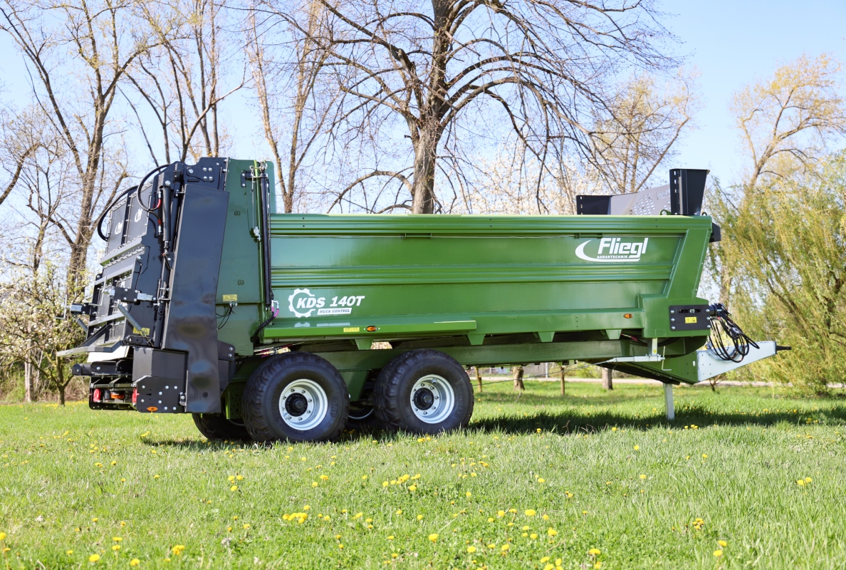 The New KDS 140 Tandem Chain Manure Spreader: Compact, Soil-Friendly, and Built for Performance
