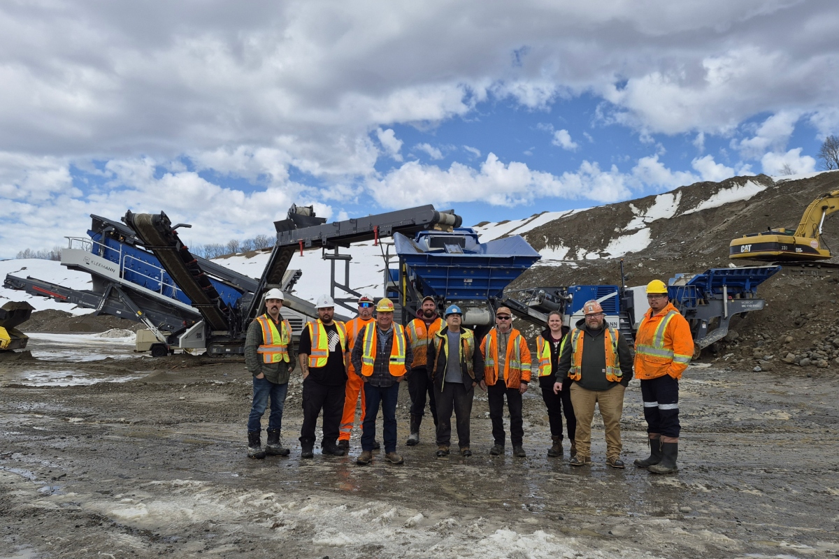 The team from the Garden River First Nation responsible for materials processing is clearly impressed with the Kleemann plant train. 
