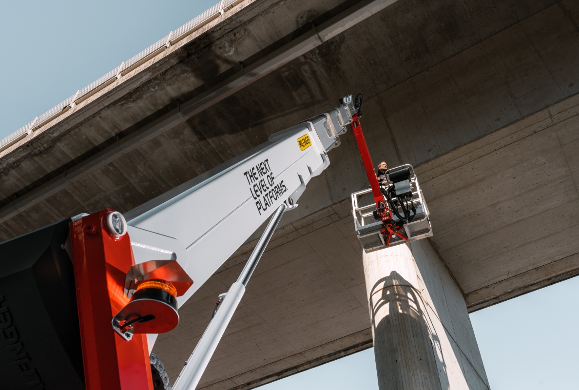 The versatile PT 25 TJ 3.5 t aerial work platform now with more performance, higher stability and improved ergonomics.