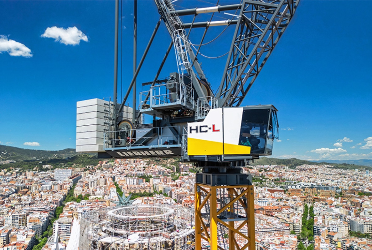 The use of luffing jib cranes has many advantages because they are equipped with large load curves and can work in very tight spaces, thanks to the jib’s folding movement.