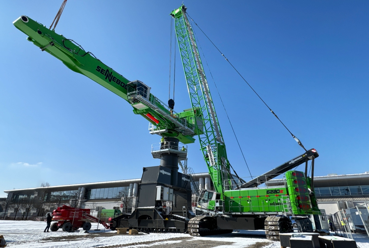 Thanks to its robust design and considerable load capacity, the 220 t duty cycle crane is suitable for the toughest applications.