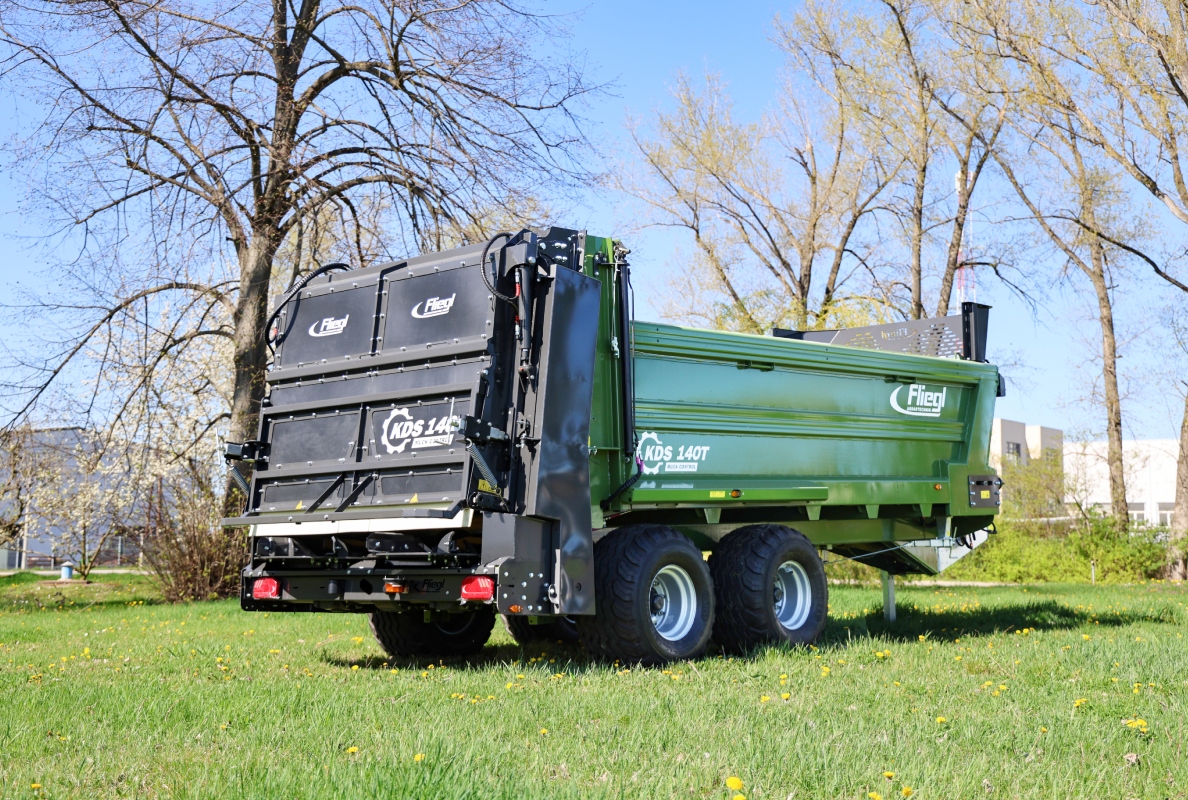 The New KDS 140 Tandem Chain Manure Spreader: Compact, Soil-Friendly, and Built for Performance