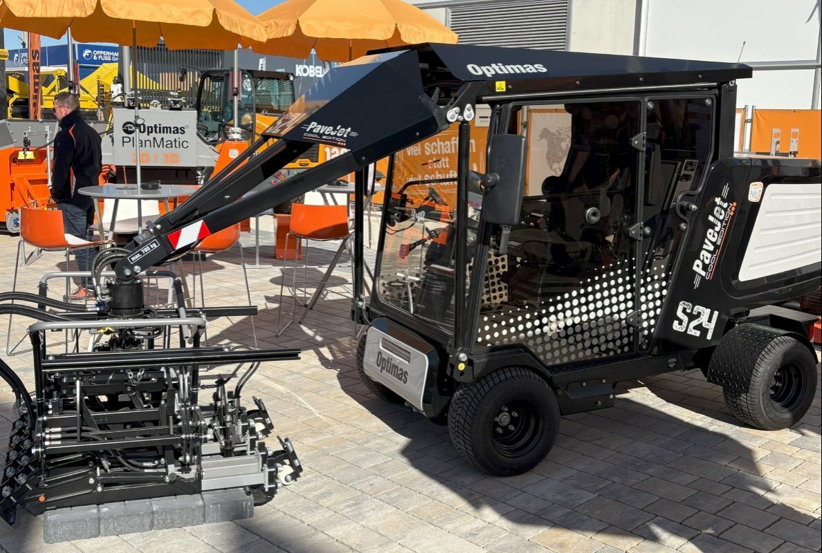 It took centre stage and was also an eye-catcher thanks to its appearance. The Optimas PaveJet S24 paving machine.