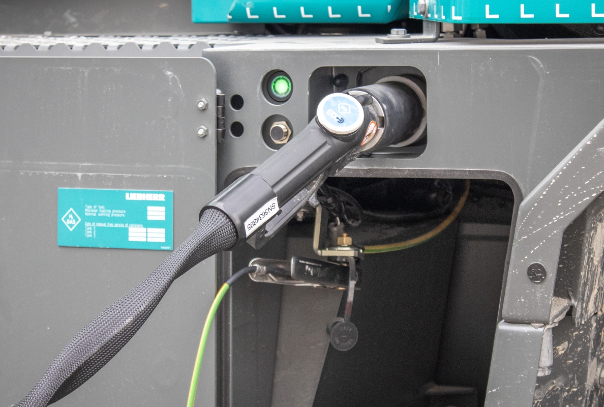 The wheel loader refuels with green hydrogen at the company's own filling station.