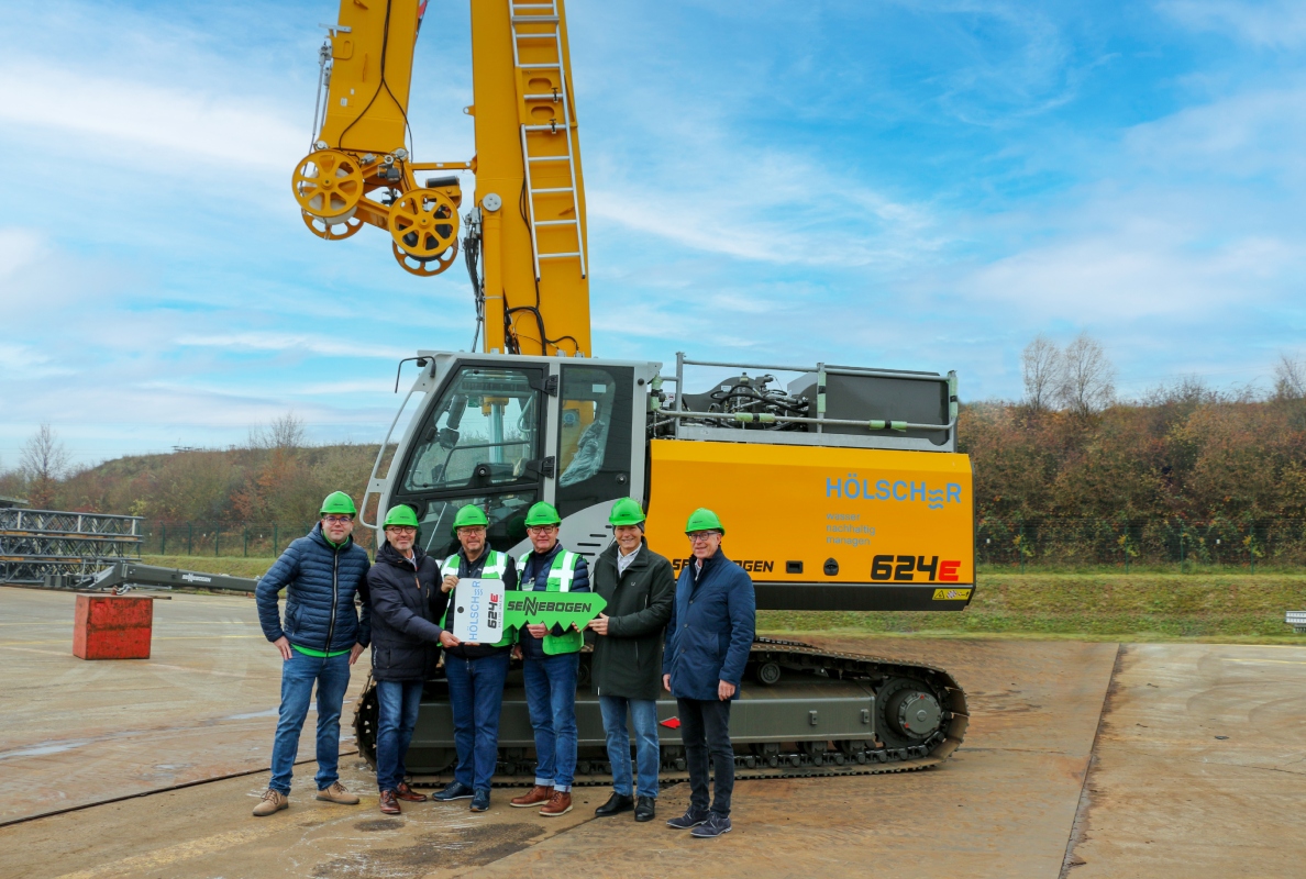 Symbolic handover of keys from the SENNEBOGEN team to Hölscher (from left to right): Christian Thaller (SENNEBOGEN), Dirk von der Lieth (SENNEBOGEN), Heinz Hölscher (Hölscher Wasserbau), Dieter Tholen (Hölscher Wasserbau), Erich Sennebogen (SENNEBOGEN) und Bernhard Kraus (SENNEBOGEN).