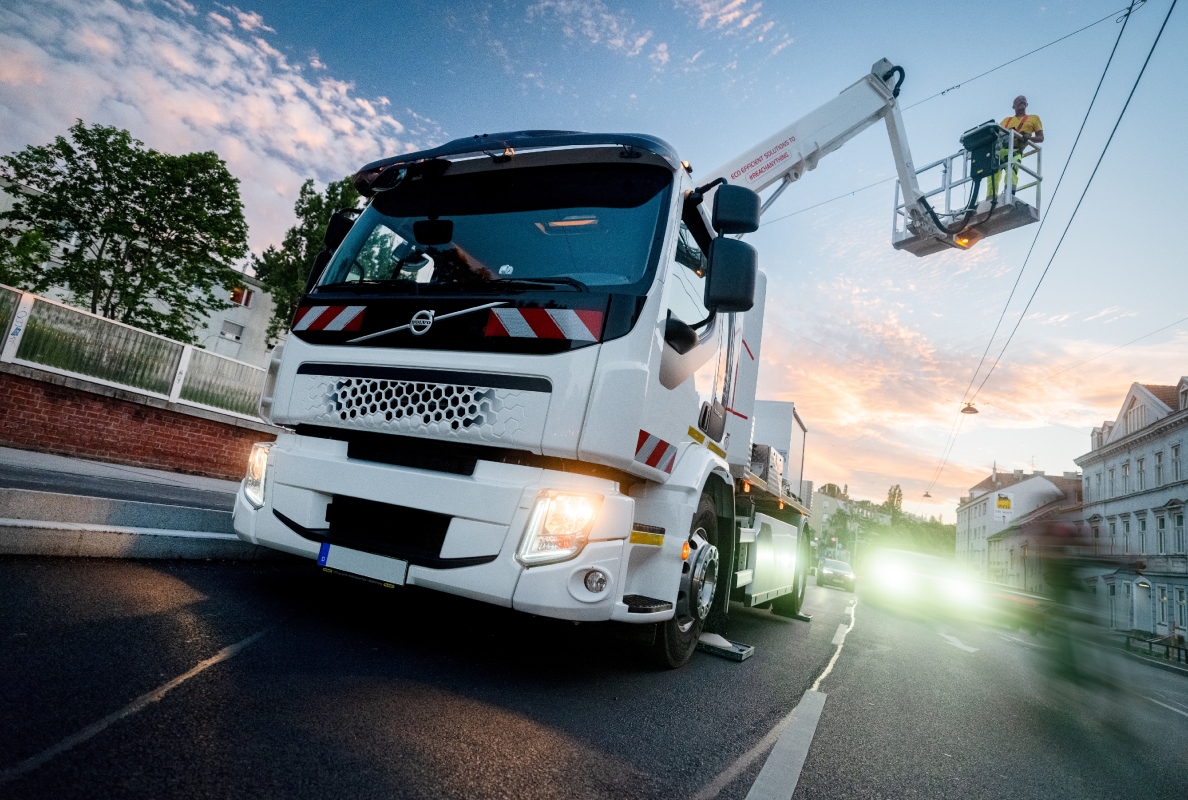 With its fully electric drive and 28-meter working height, this platform is made for emission-sensitive environments and inner-city flexibility.