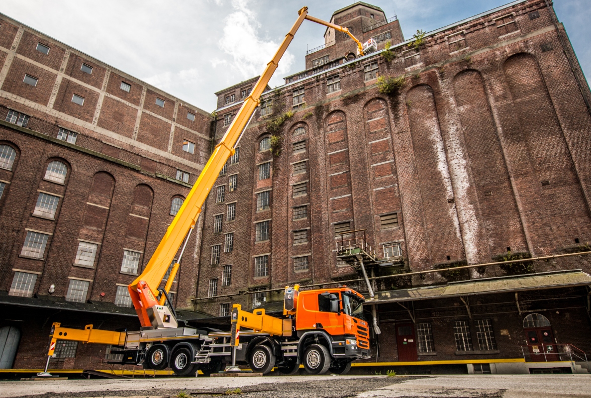 The P 640 delivers outstanding outreach and basket stability – a reliable solution for infrastructure and maintenance work far above ground.