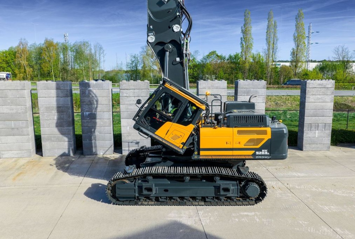 Hyundai partners with STC for demolition solution | LECTURA Press