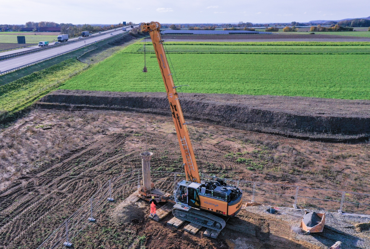 Equipped with the casing machine, the duty cycle crane drives the drill pipes effortlessly into the ground.
