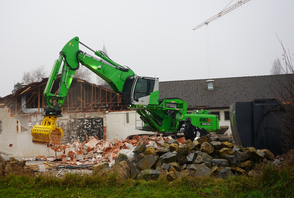 The standard Maxcab with lift function provides an ideal overview of the working area during any demolition work.