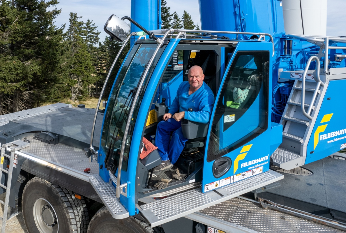 Mission successful: Robert Fuhrmann in the cab of his powerful LTM 1300-6.3.