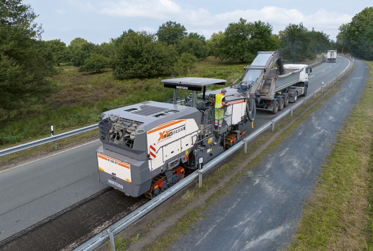 The new Wirtgen large milling machine W 220XFi demonstrated its high milling performance and simultaneously low CO₂ emissions on the K 20 between Troisdorf and Lohmar.