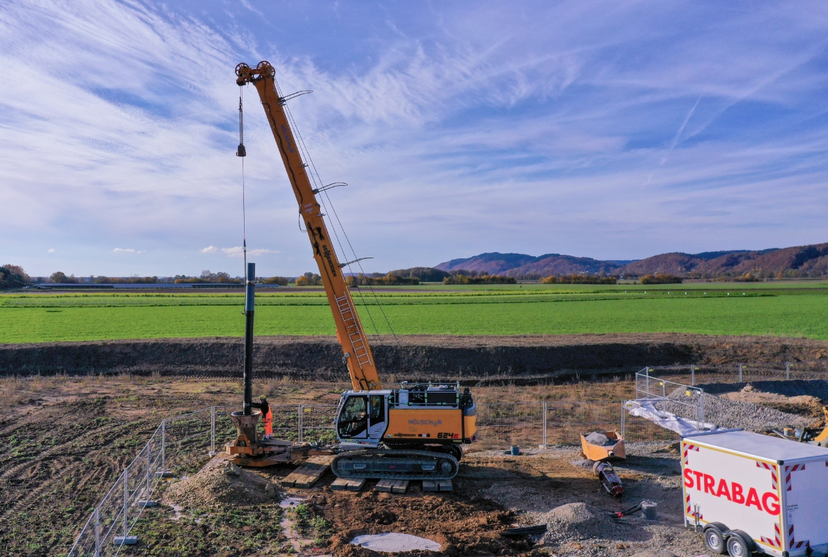 The duty cycle crane precisely inserts the well pipes, which are a good 9 m long, into the drill pipe.