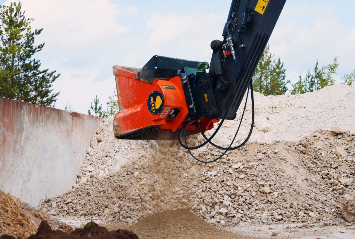 Processing power in a bucket: New ALLU Concrete Screening and Crushing Bucket for rebar-contaminated demolition rubble coming in 2026