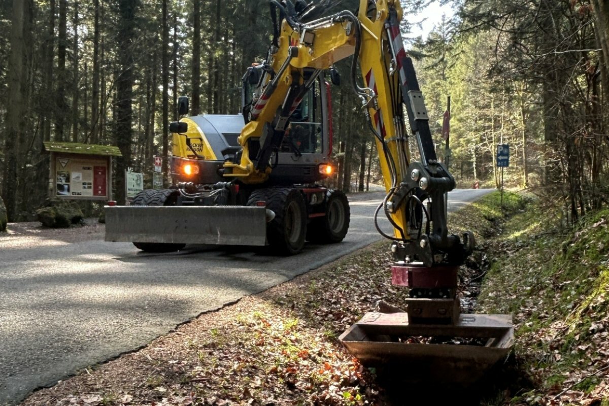 The combination of the RotoTop and the VarioLöffel significantly boosts productivity, for example in the construction and maintenance of drainage ditches.