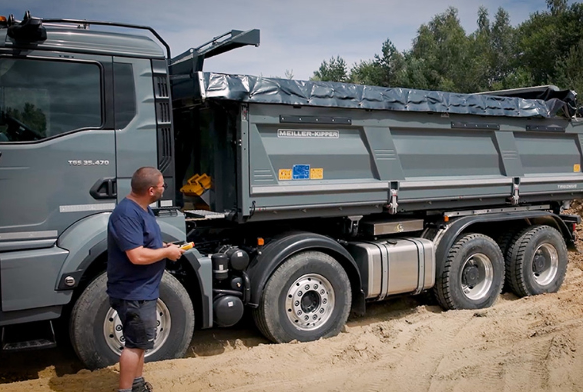 Sliding tarpaulin in operation