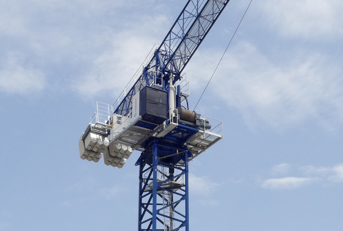 New LCH300 hydraulic luffing jib crane from Comansa platforms