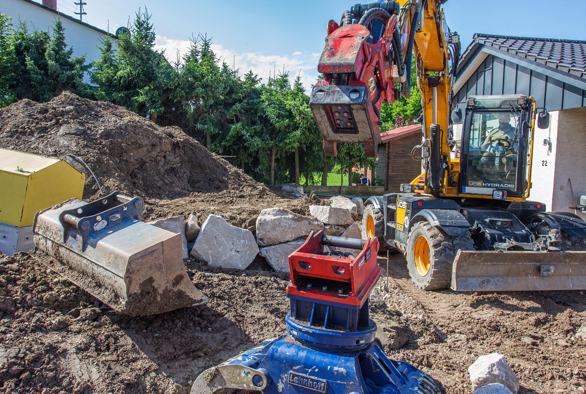 With the fully hydraulic HS08V, the owner of GP-Außenanlagen quickly changes the attachments from the cab.