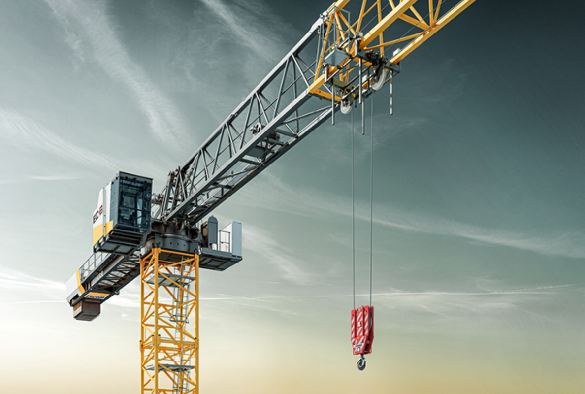 The 300 EC-B 12 Fibre features the Liebherr fibre rope and therefore delivers significantly better performance values than similar cranes with a steel rope.