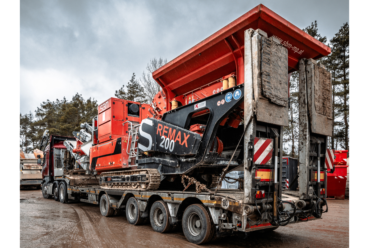 The smallest fully hybrid SBM impact crusher REMAX 200 convinces with small transport dimensions and high production capacities.