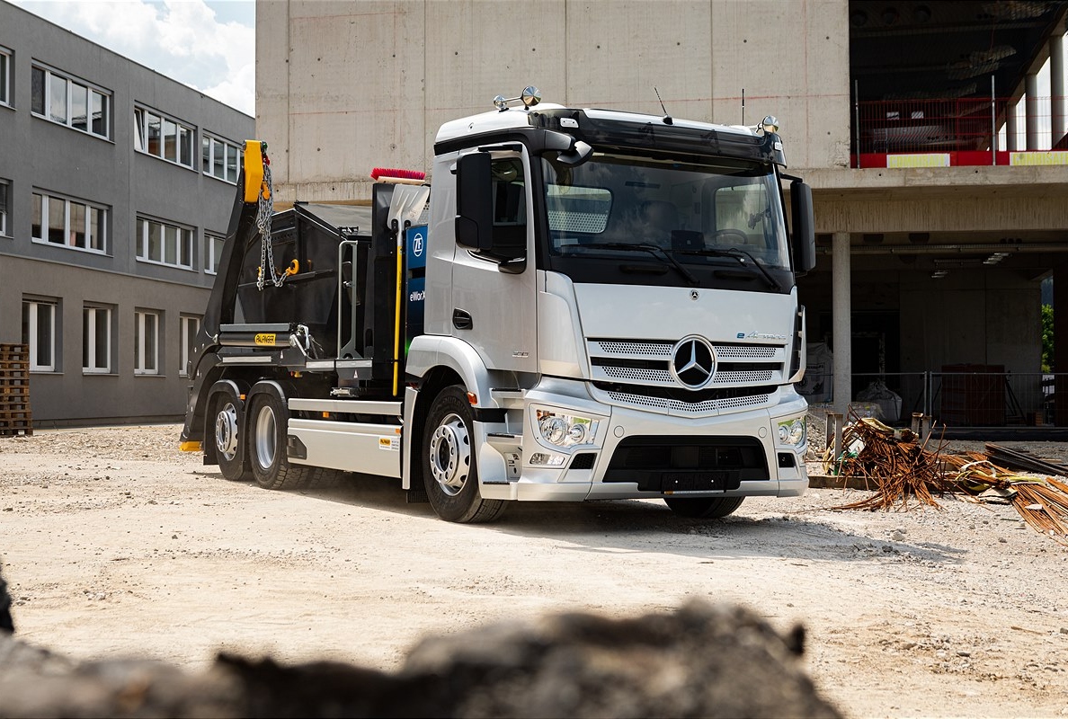 The ZF eWorX module is mounted directly behind the driver's cab on the Mercedes Benz eActros.