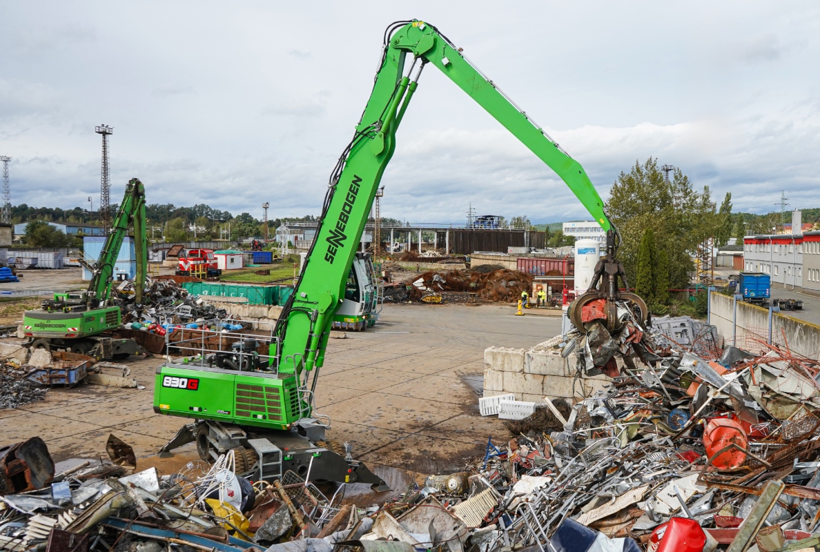 The SENNEBOGEN 830 G has proven itself in scrap yard operations thanks to its robust design and high performance.