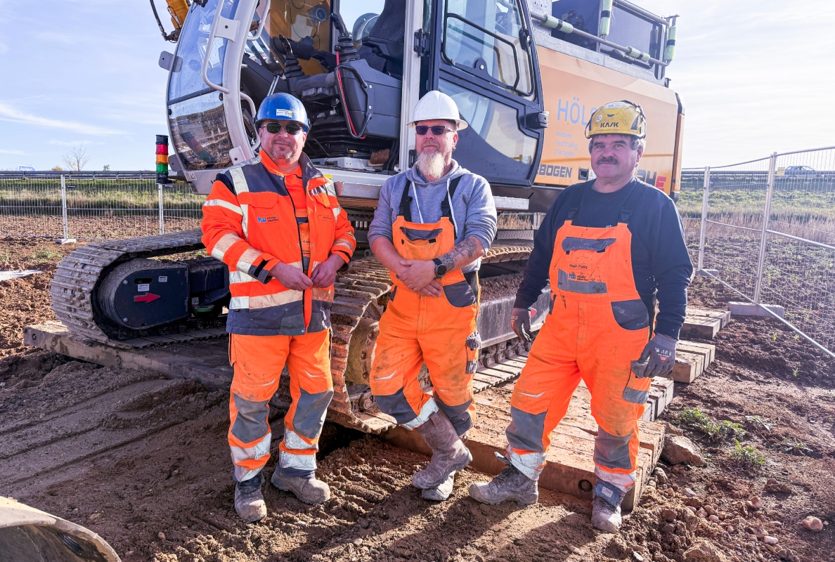 Well construction specialists with their special machine: (from left to right) Foreman Jens Ködel and crane operators André Tinius and Hagen Fiebig.