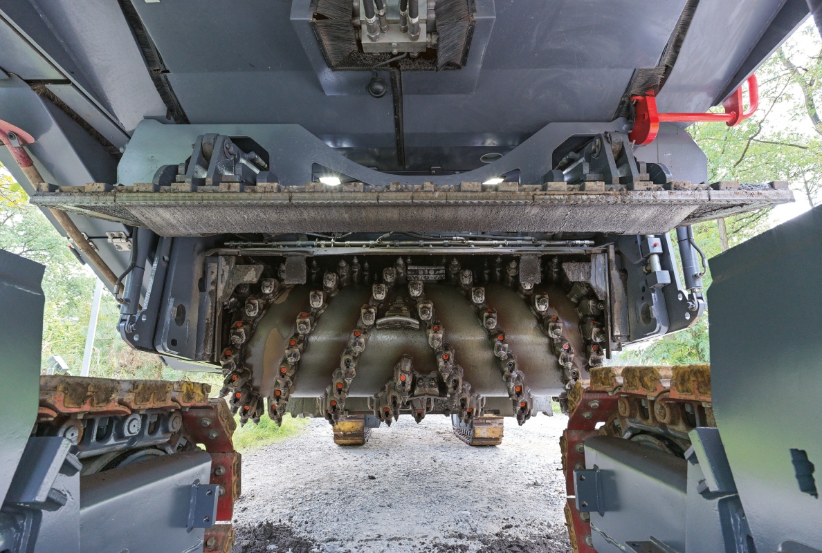 The Multiple Cutting System for milling widths between 2.20 m and 3.80 m enables quick and easy exchange of the milling drum and the milling drum assembly.